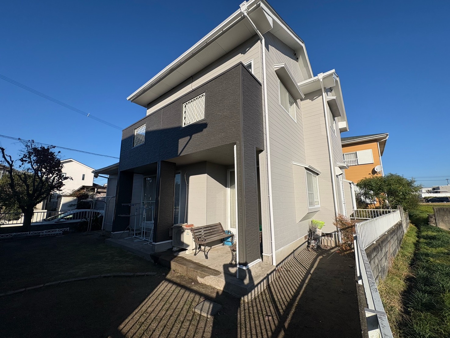 外壁をバーチグレー、ベランダをチャコールブラウンにした戸建て住宅(菊池市)