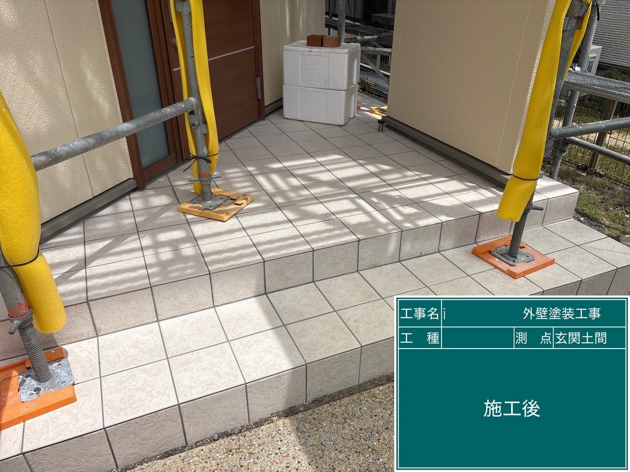 施工後の玄関土間タイル（菊池郡菊陽町光の森／戸建て住宅）タイルセラクリーンで清潔感のある仕上がり