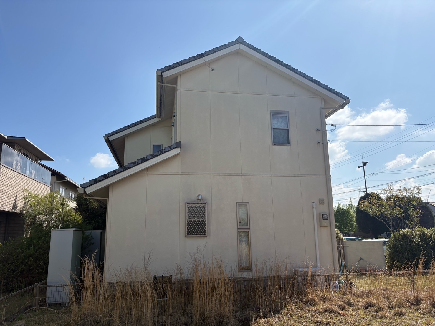 施工前の戸建て住宅外観（菊池郡菊陽町光の森）色褪せ・汚れが進んだベージュ系の外壁