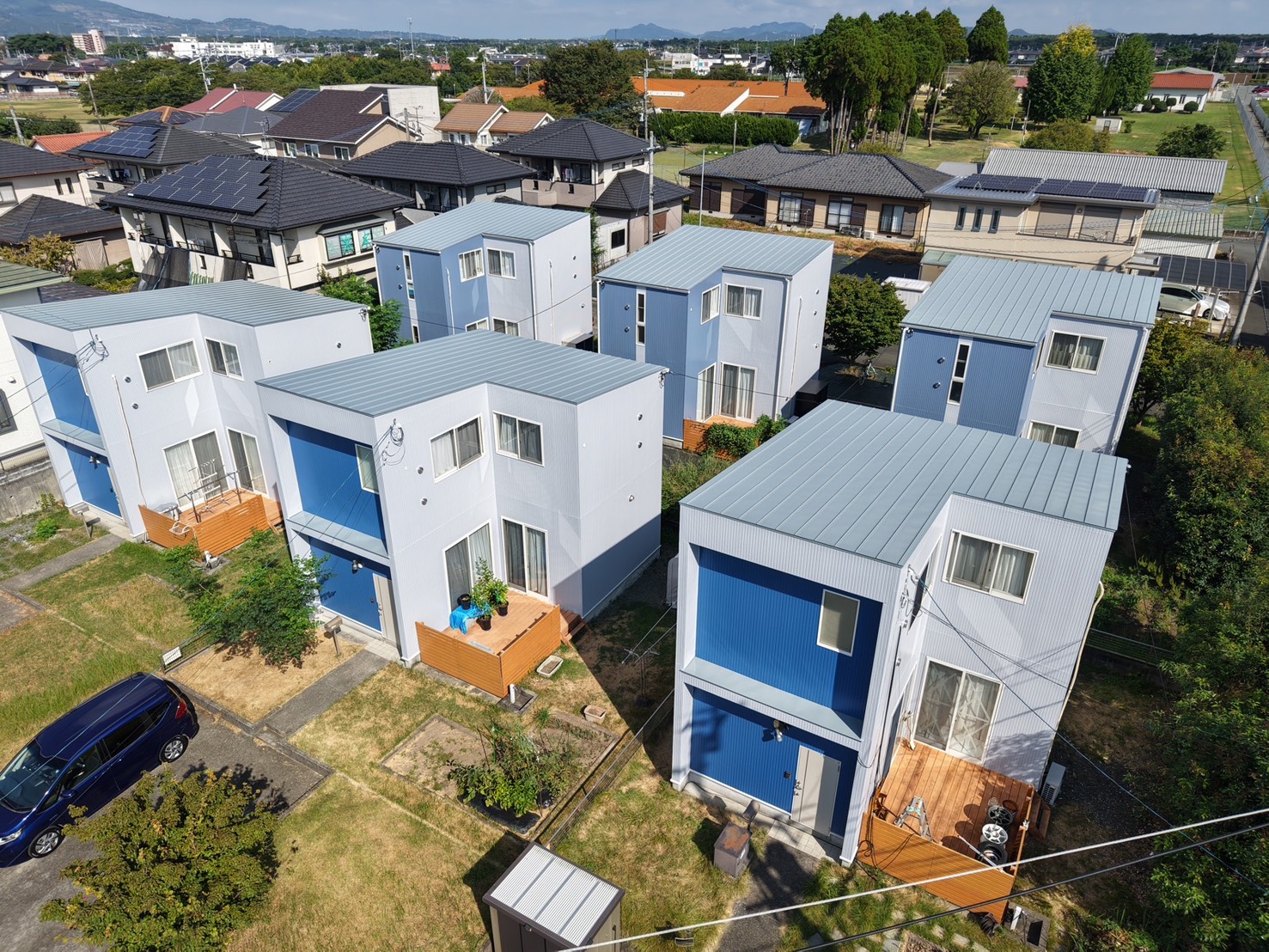施工後の戸建て賃貸住宅(熊本県合志市須屋)上空から見た白基調にブルーのアクセントを効かせた外観