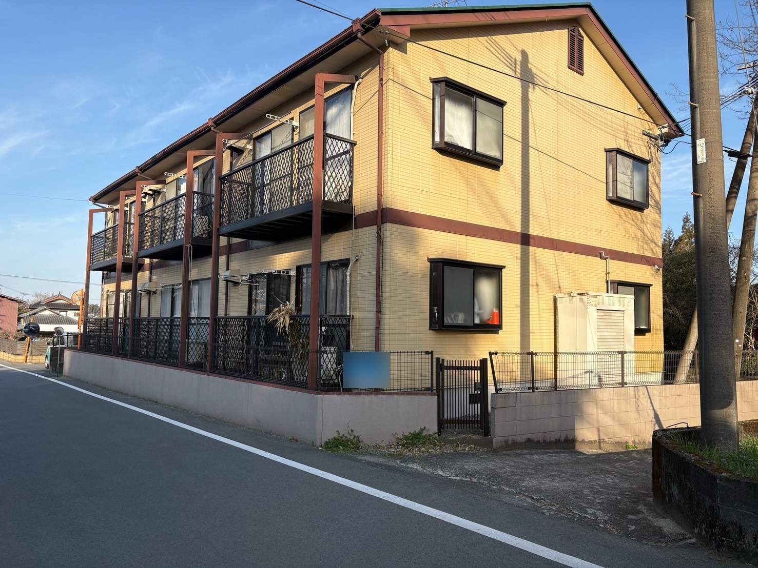 施工前の2階建て賃貸アパート外観(熊本県菊池市泗水)色褪せが進んだベージュ系の外壁とブラウンの鉄部
