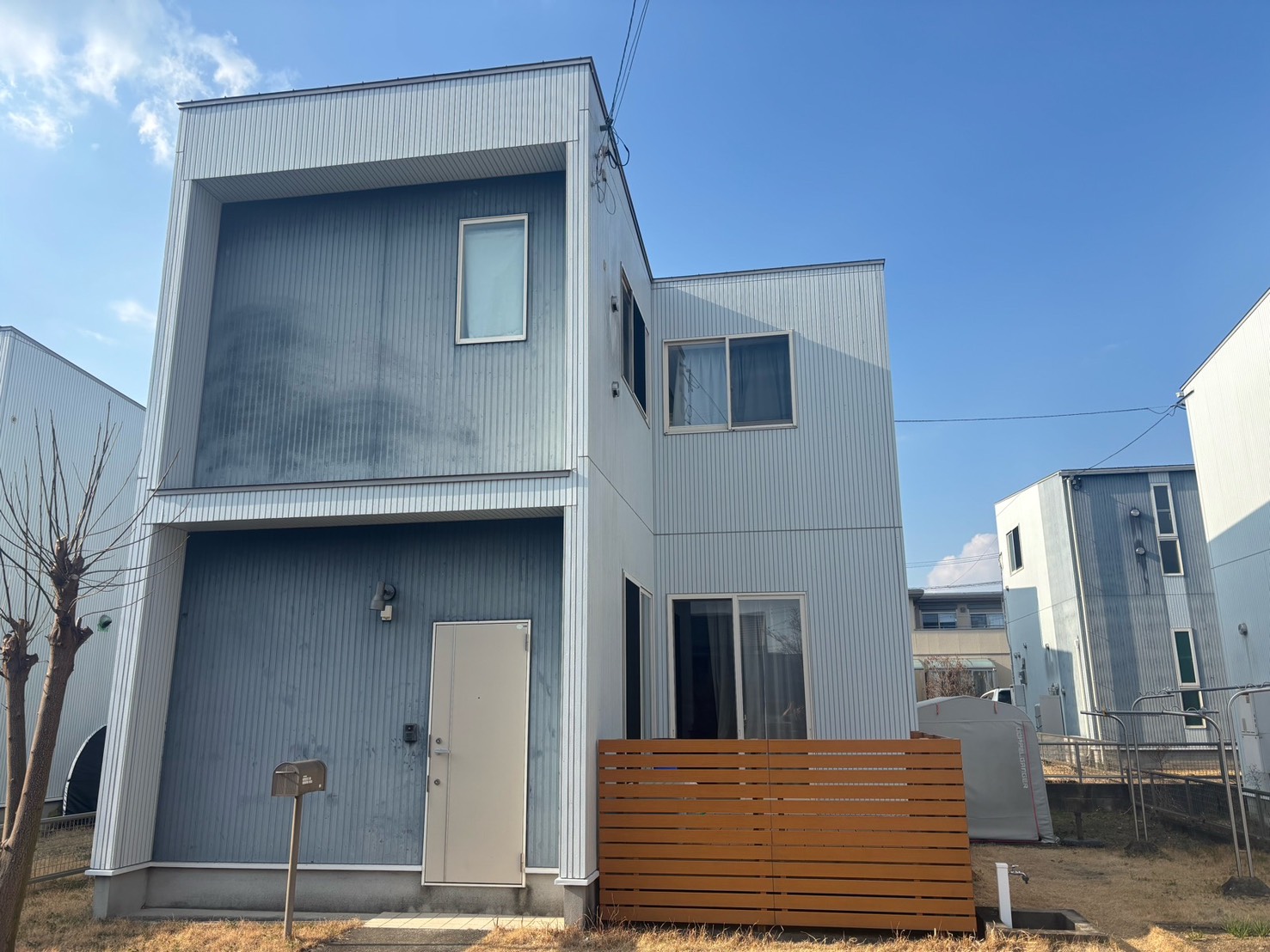 施工前の戸建て賃貸住宅外観(熊本県合志市須屋)色ムラ・退色が進んだ水色の外壁