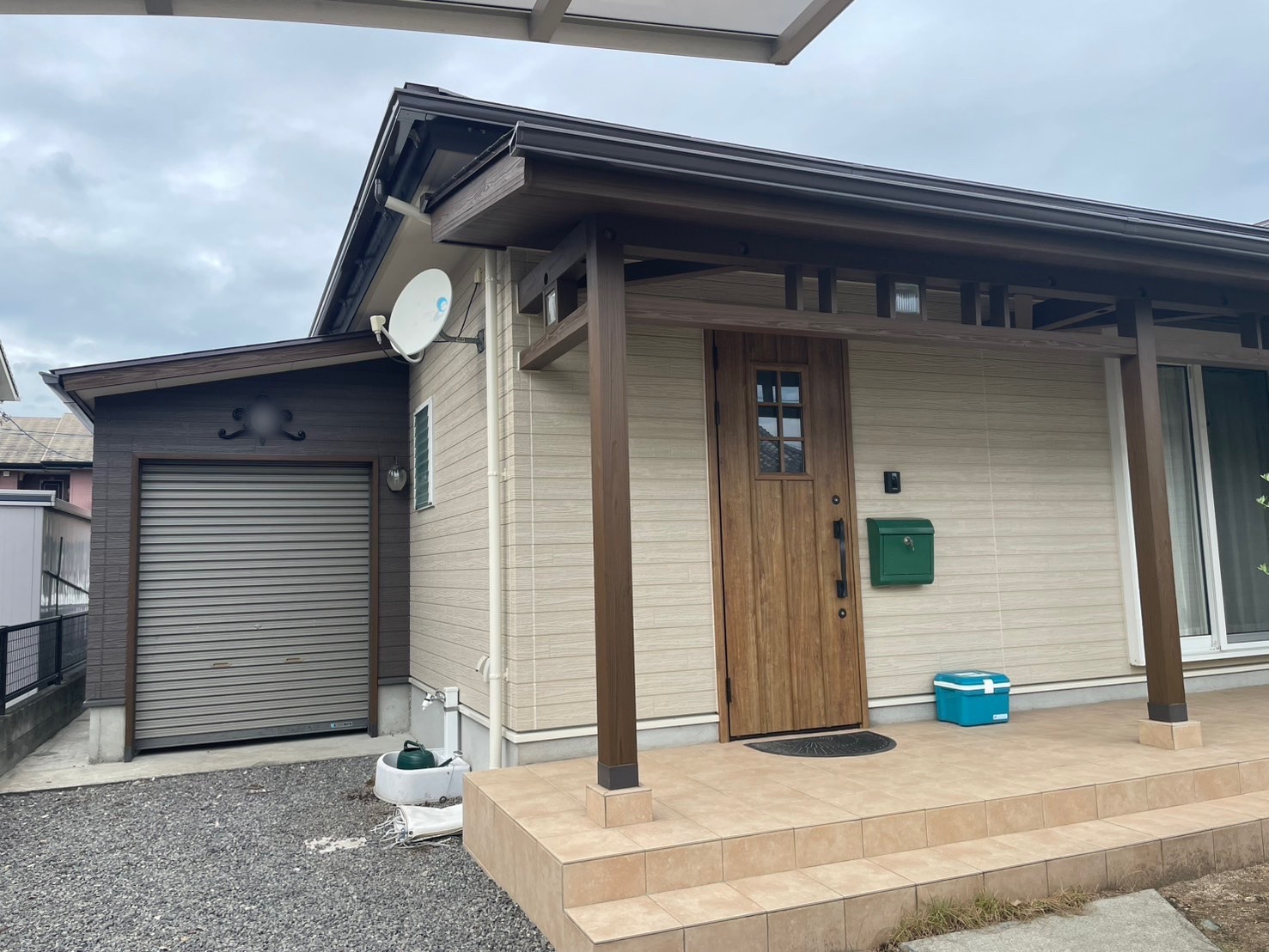 施工後の戸建て住宅の玄関まわり（熊本県合志市幾久富）木目調サイディングの風合いを残したクリヤー塗装仕上げ
