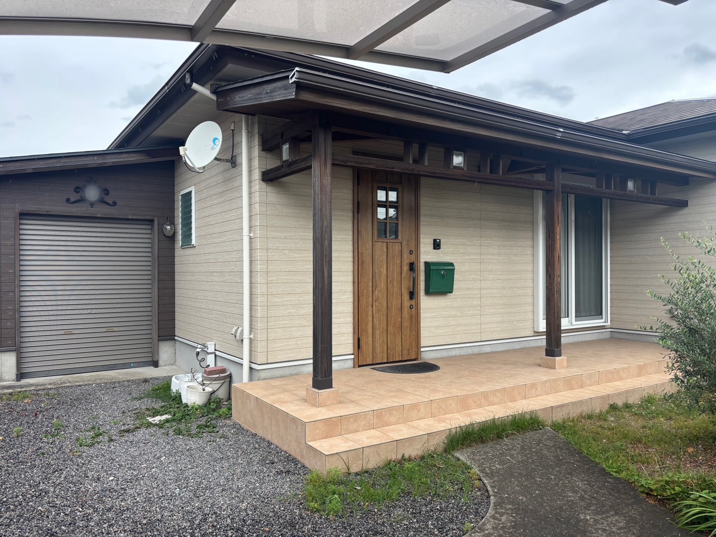 施工前の戸建て住宅の玄関まわり（熊本県合志市幾久富）木部の柱や梁が色褪せている様子